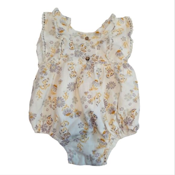 Rachel Zoe Other - EC RACHEL ZOE FLORAL AND LACE ONSIE WITH WODDEN BUTTONS SZ.3-6 Mo.